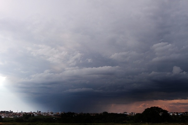 A temperatura sobe um pouco podendo registrar 34ºC em Rifaina. Em Minas Gerais, a máxima é de 32ºC em Delfinópolis e Cássia